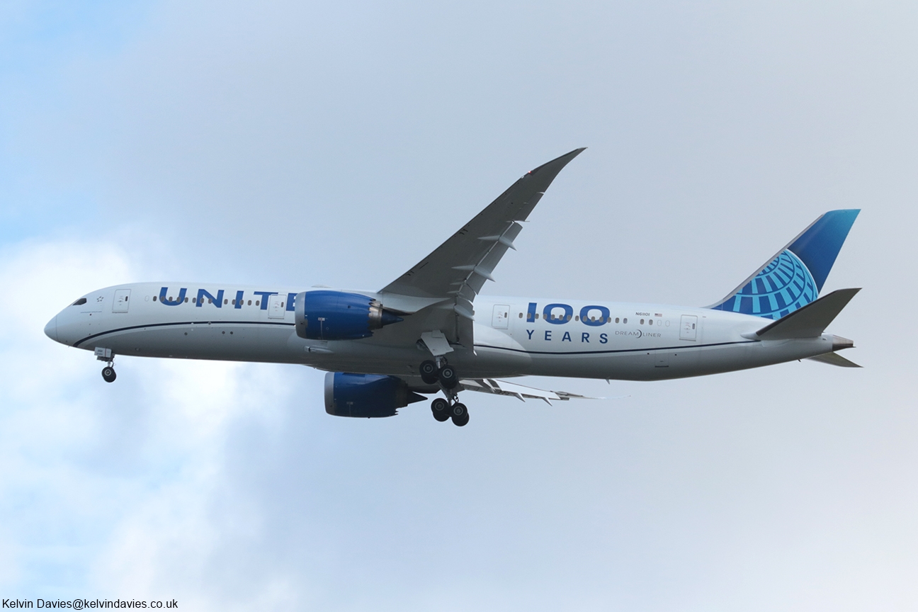 United Airlines 787 N61101