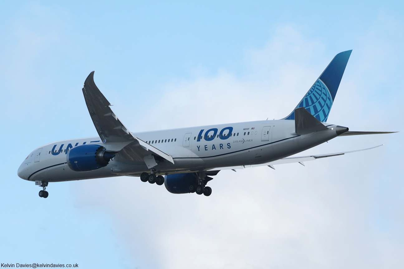 United Airlines 787 N61101