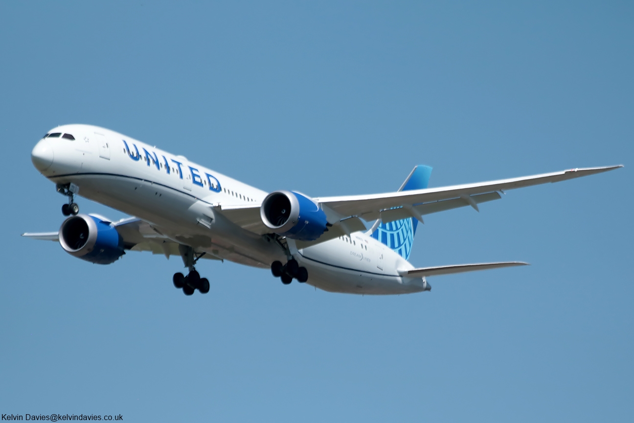 United Airlines 787 N61103