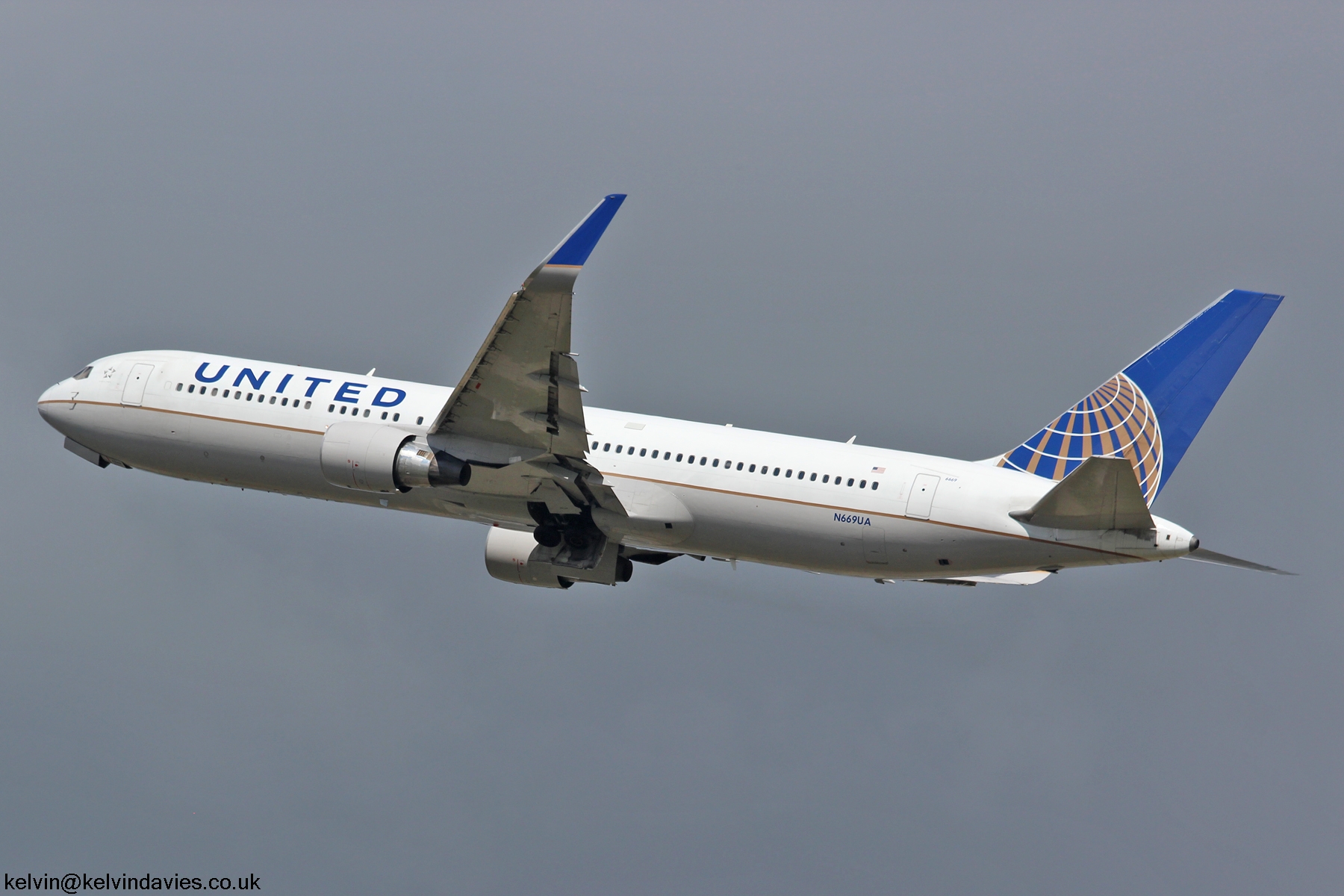 United Airlines 767 N669UA