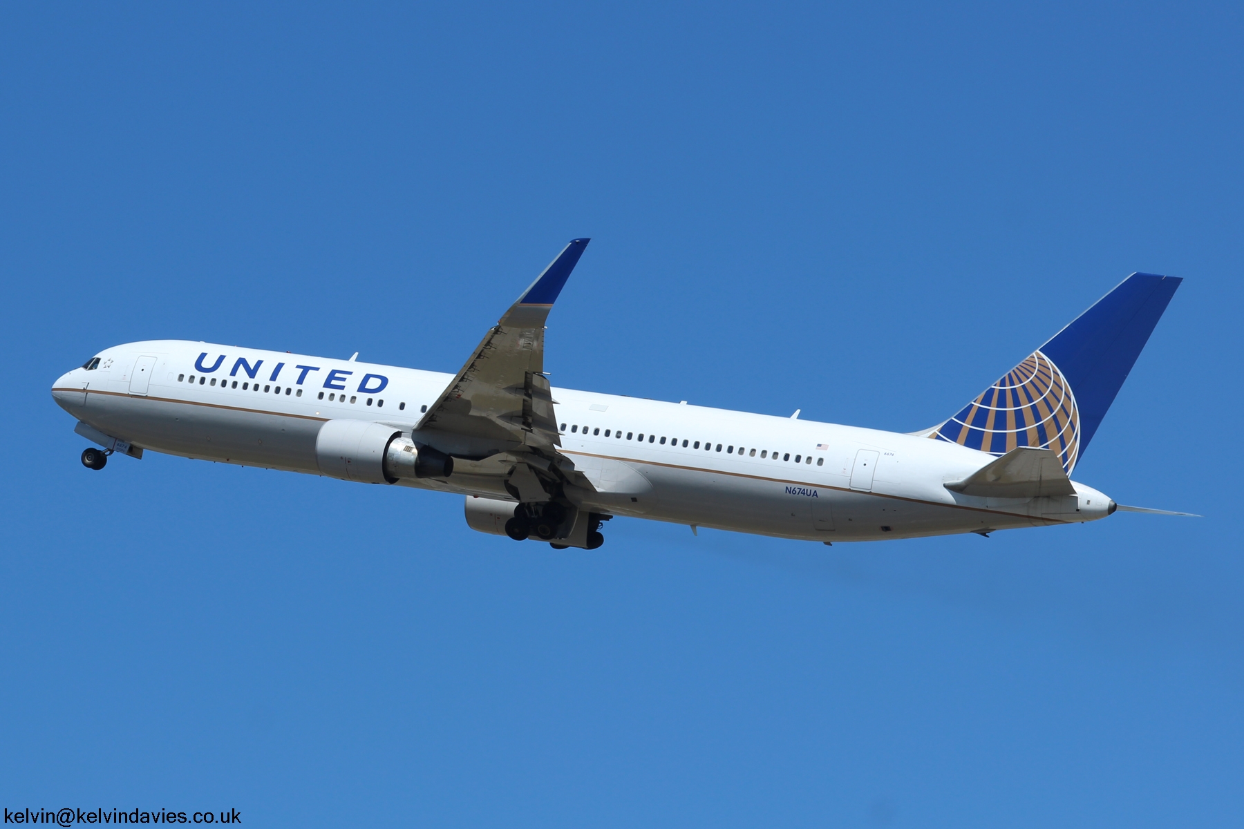 United Airlines 767 N674UA