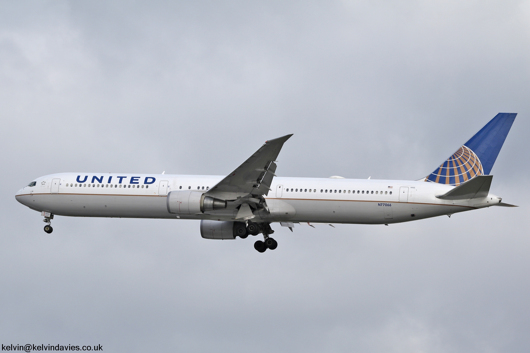 United Airlines 767 N77066