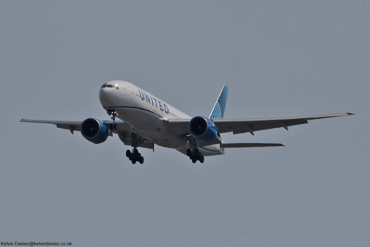 United Airlines 777 N78013