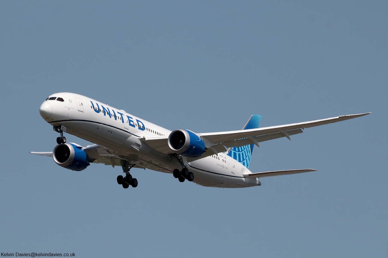 United Airlines 787 N81105