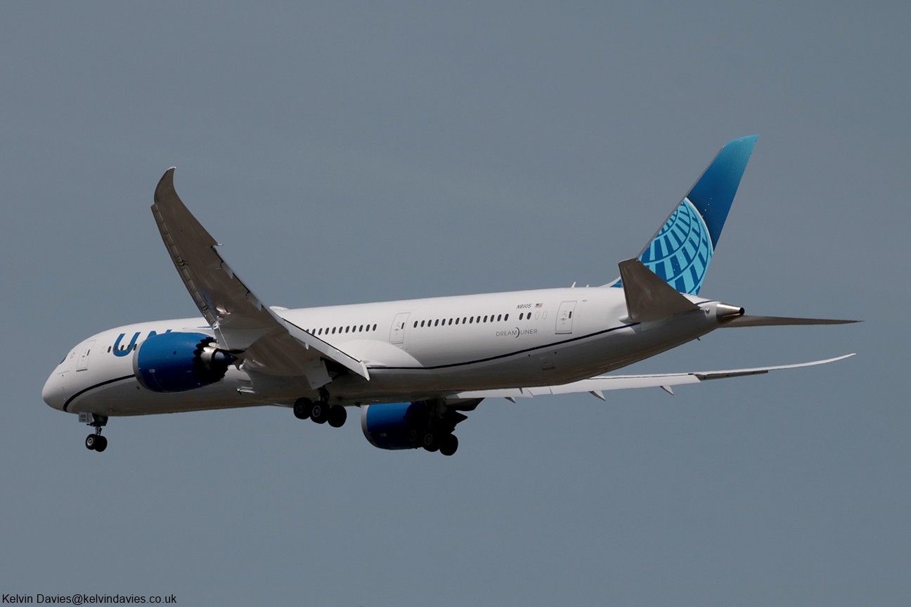 United Airlines 787 N81105