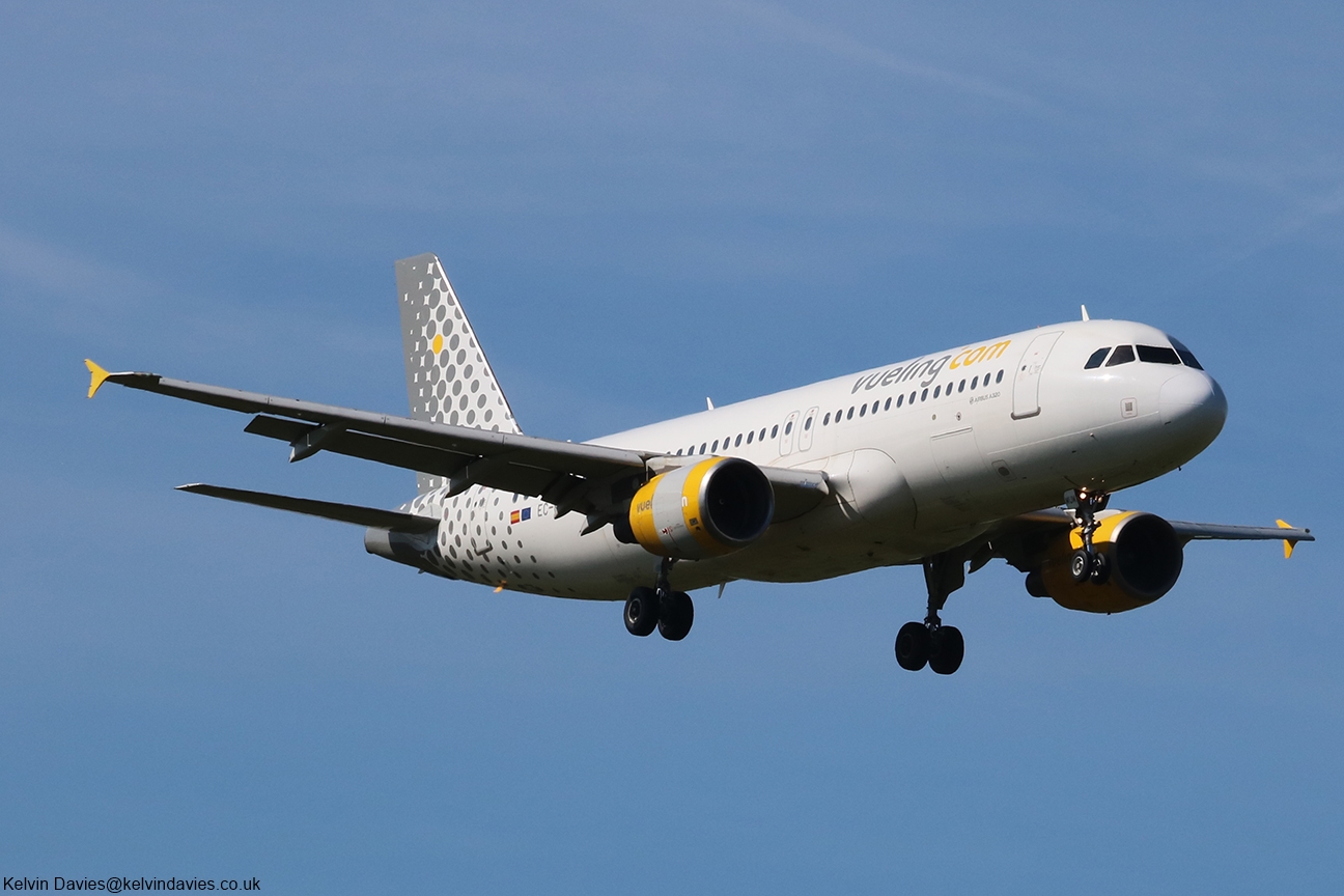 Vueling Airlines A320 EC-MUM