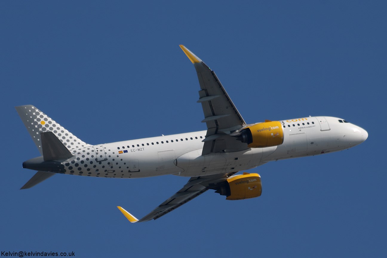 Vueling Airlines A320 EC-MZT