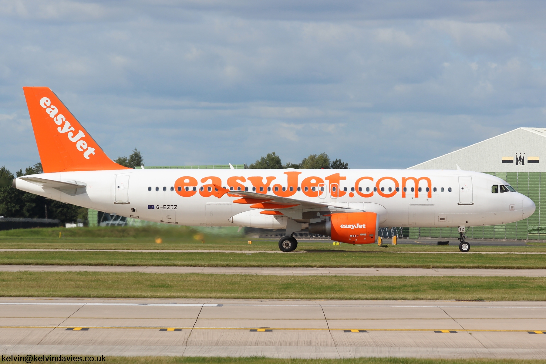 Easyjet A320 G-EZTZ