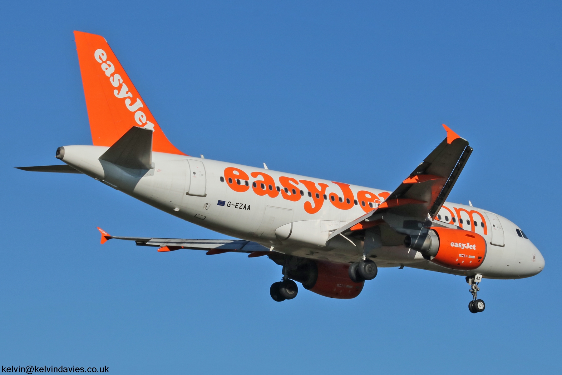 easyJet A319 G-EZAA