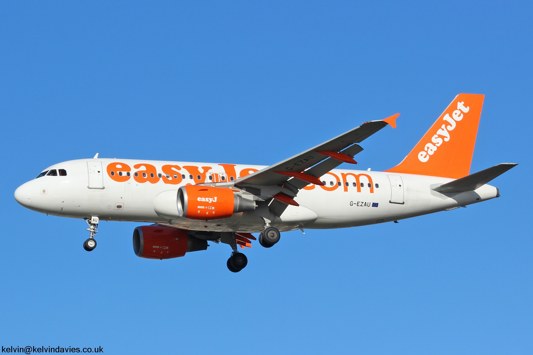 easyJet A319 G-EZAU