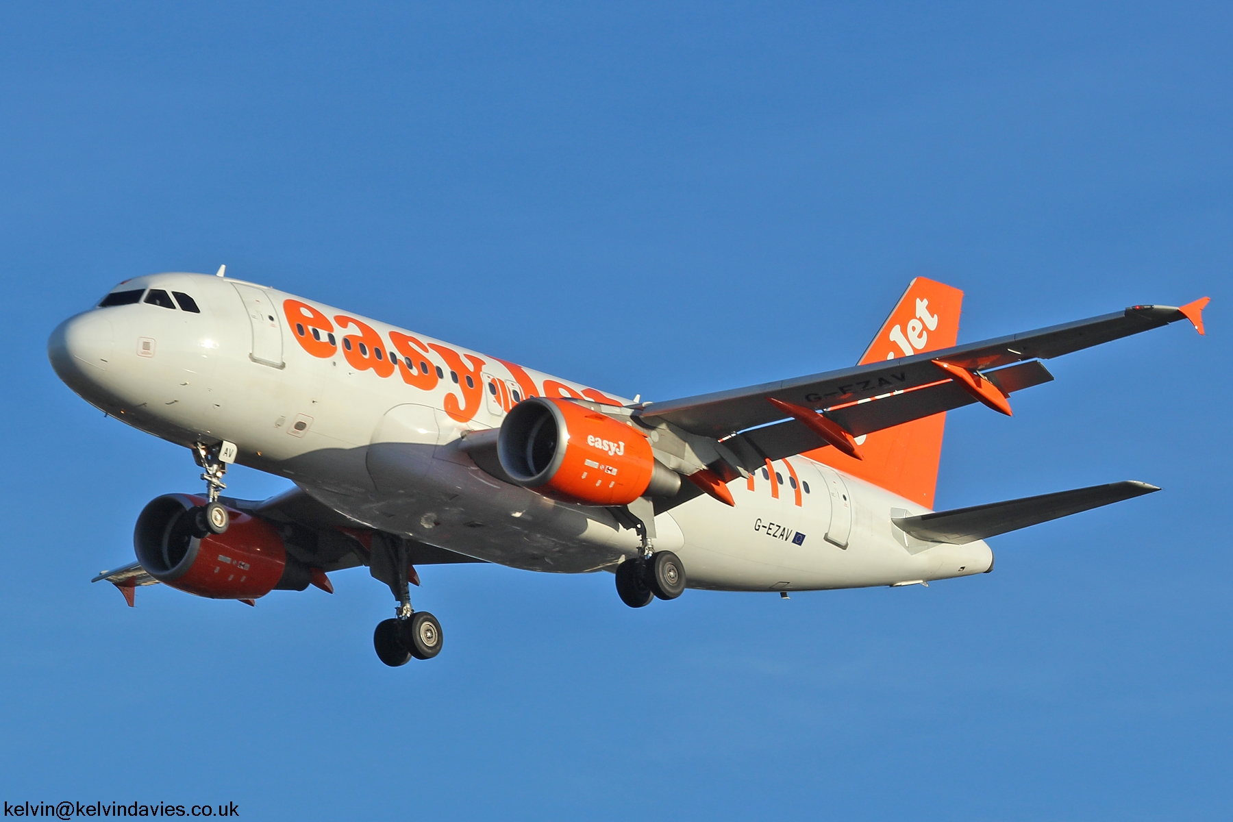 easyJet A319 G-EZAV