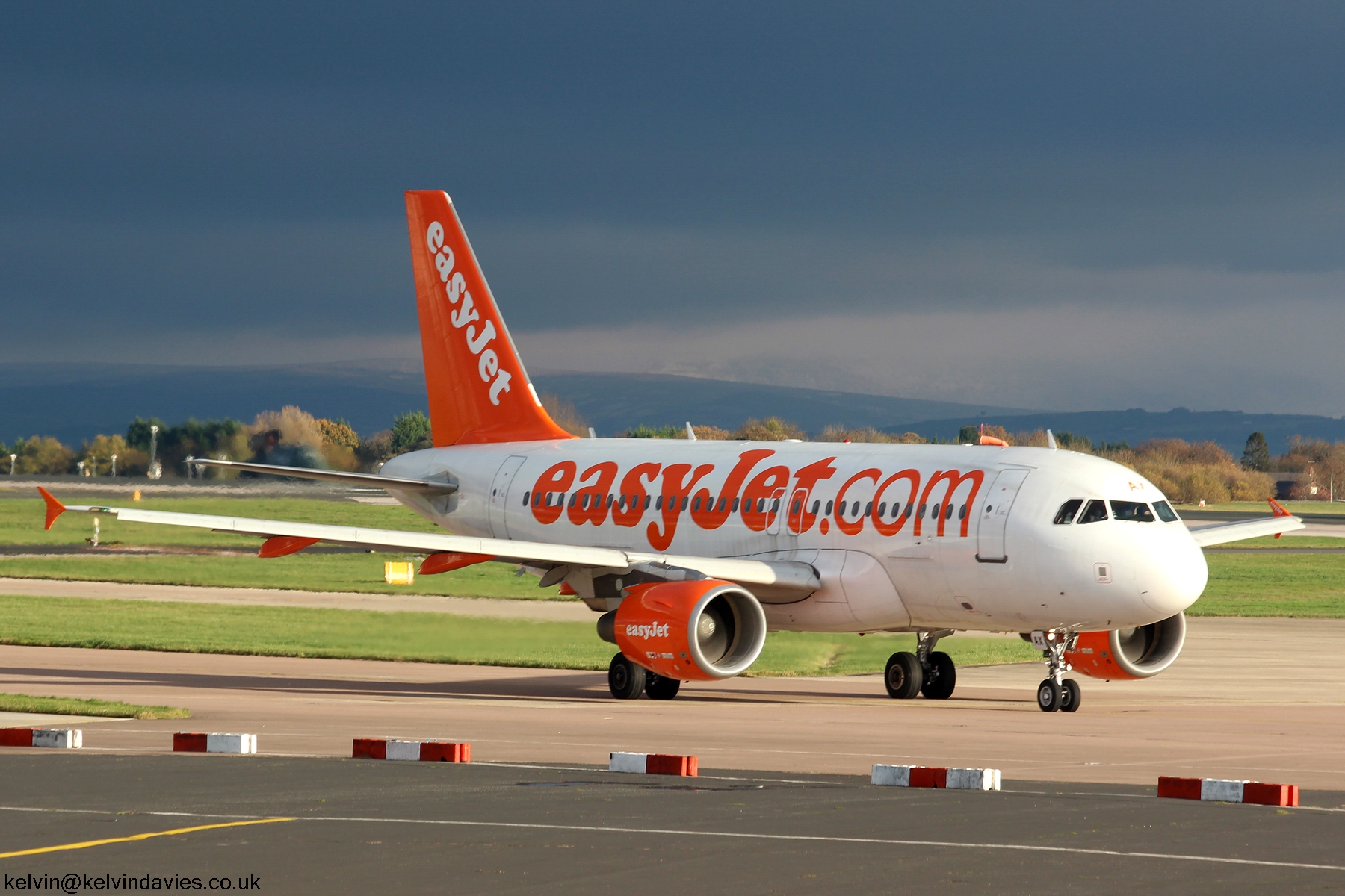 easyJet A319 G-EZAX