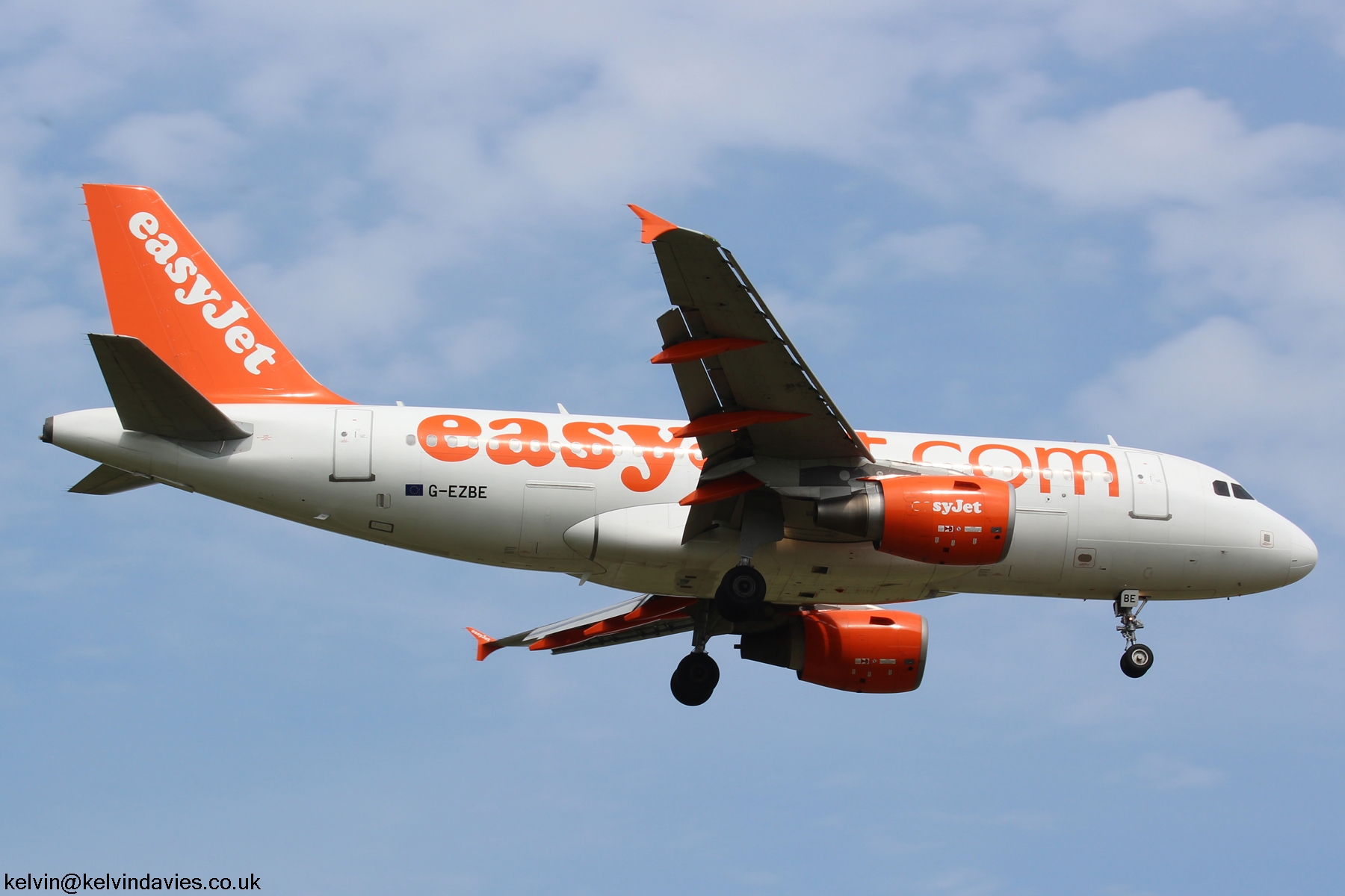 easyJet A319 G-EZBE