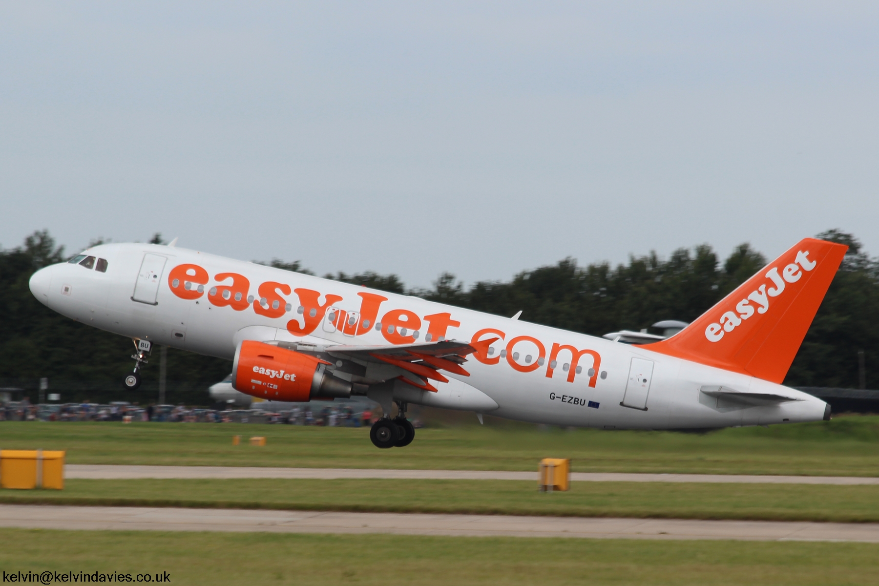 easyJet A319 G-EZBU