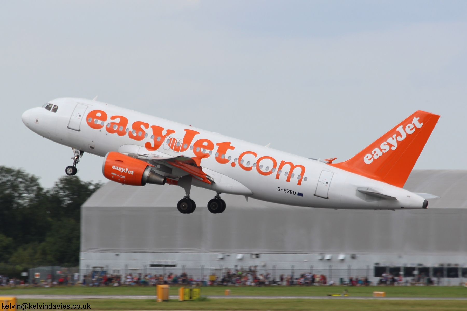 easyJet A319 G-EZBU