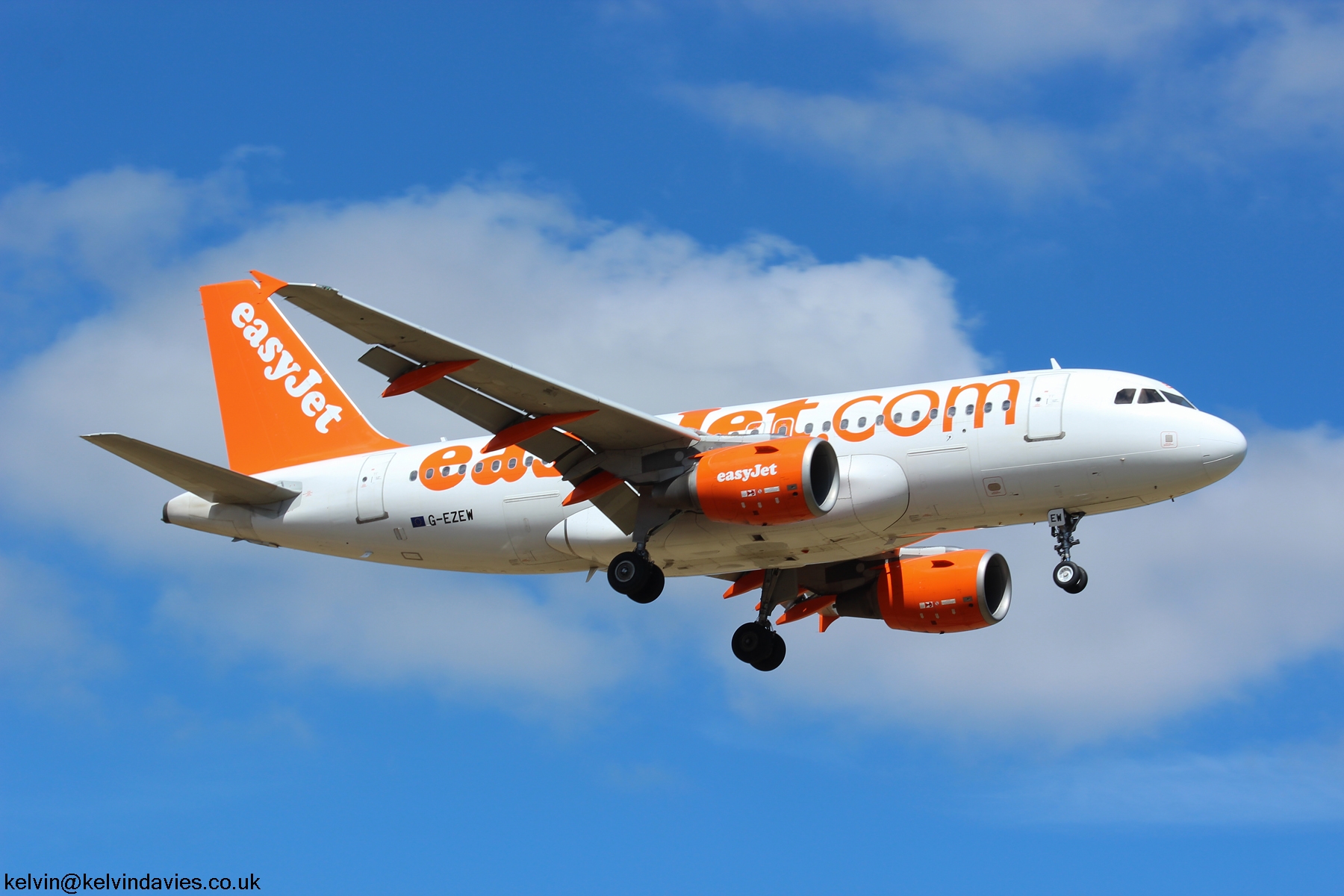 easyJet A319 G-EZEW