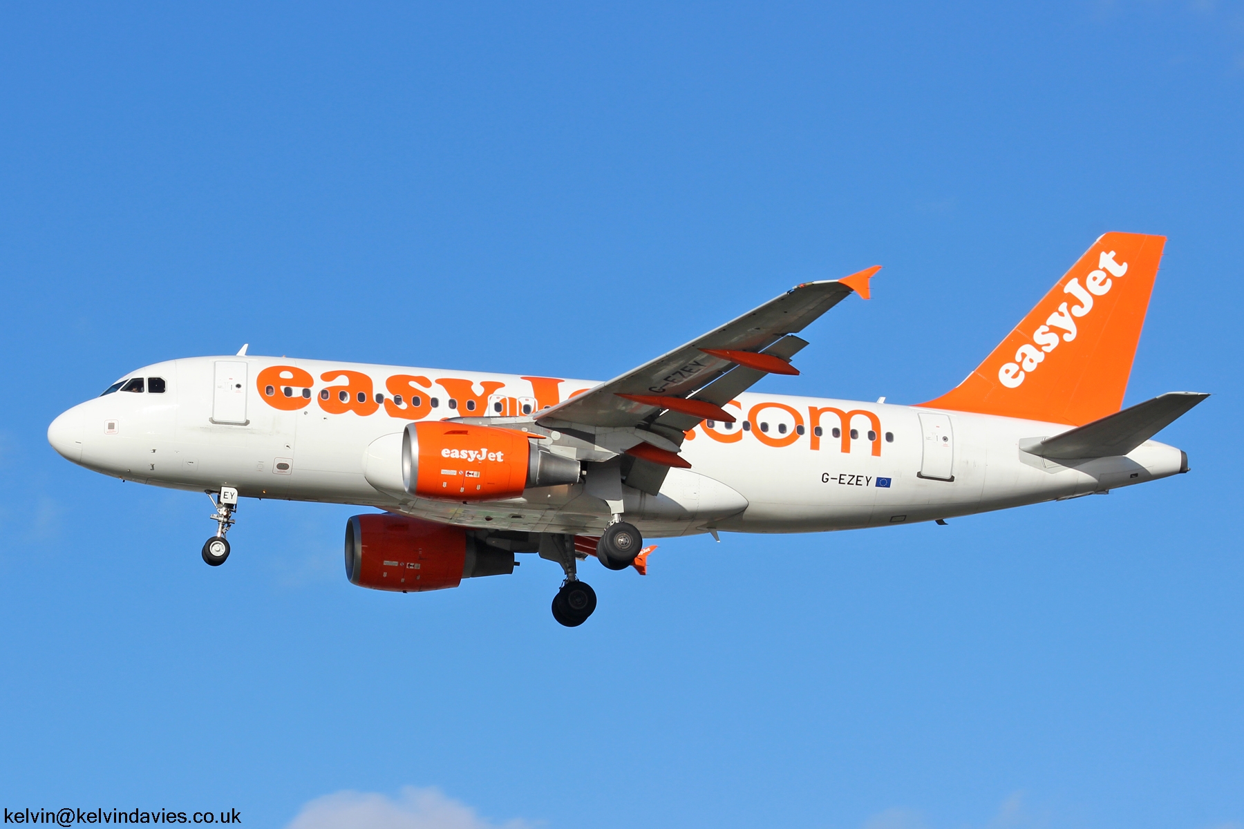 Easyjet A319 G-EZEY