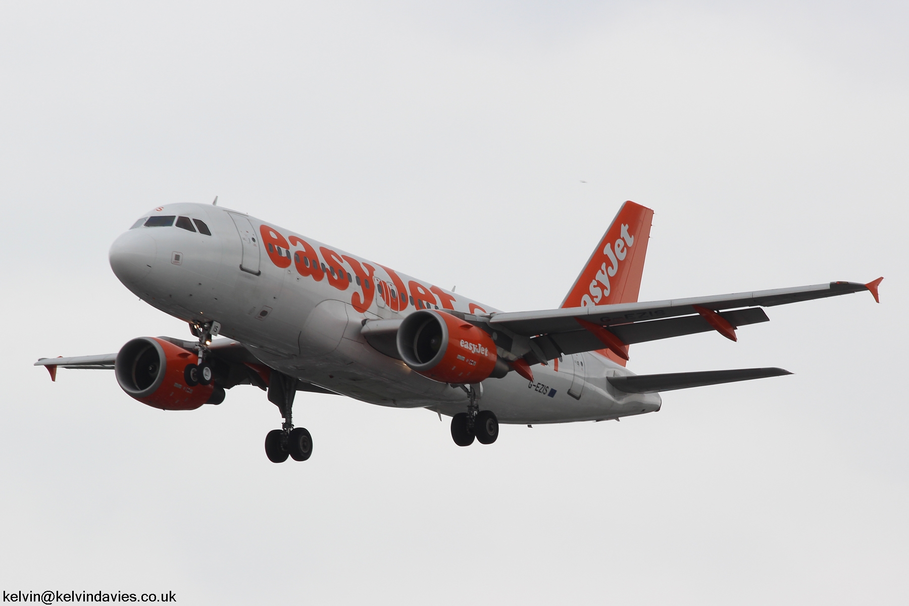 easyJet A319 G-EZIS
