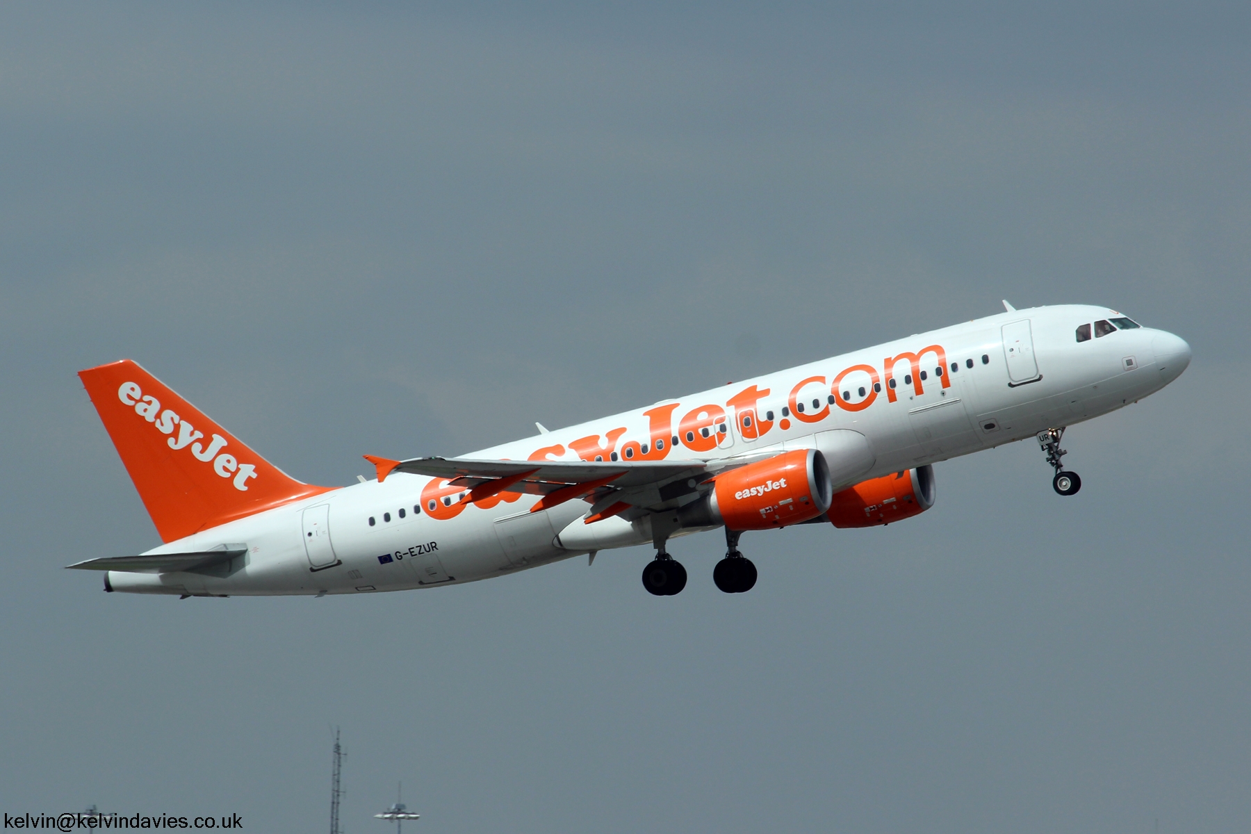 Easyjet A320 G-EZUR