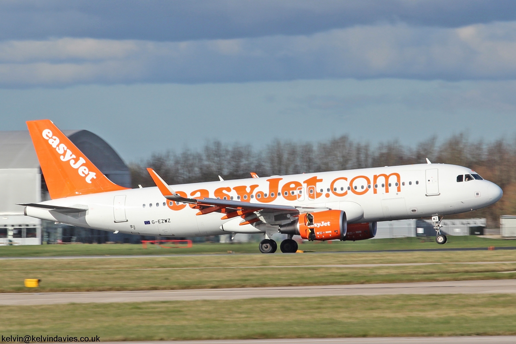 easyJet A320 G-EZWZ