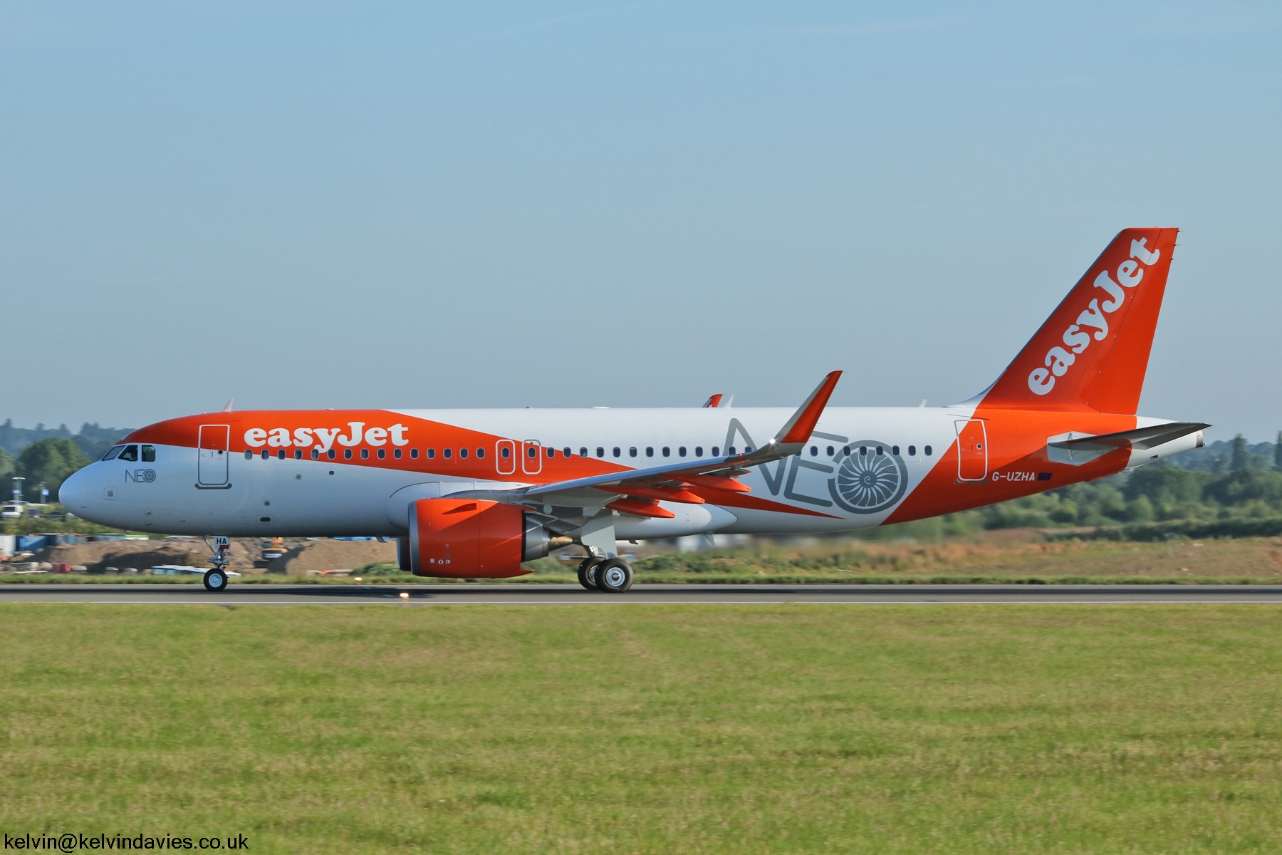 easyJet A320 NEO G-UZHA