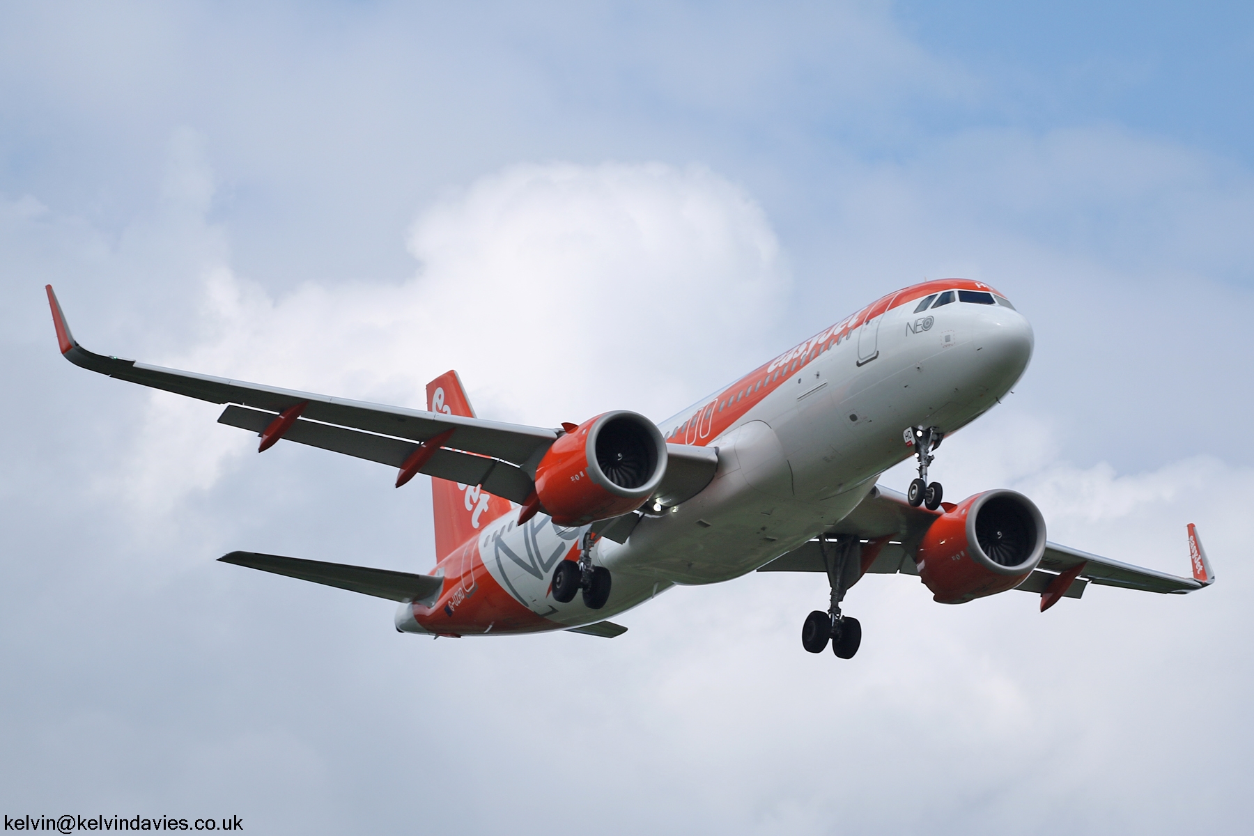 easyJet A320 NEO G-UZHD