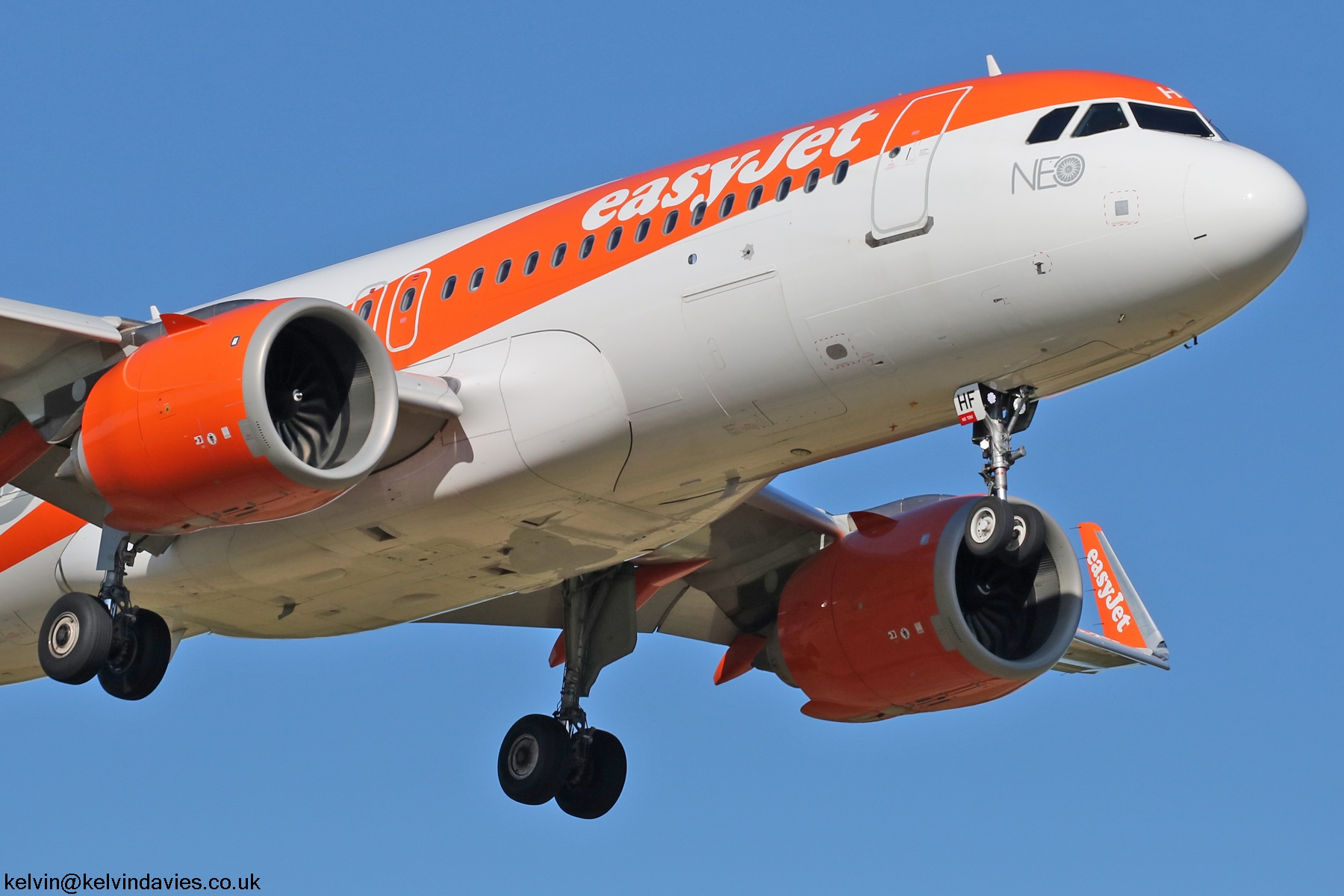 easyJet A320 NEO G-UZHF