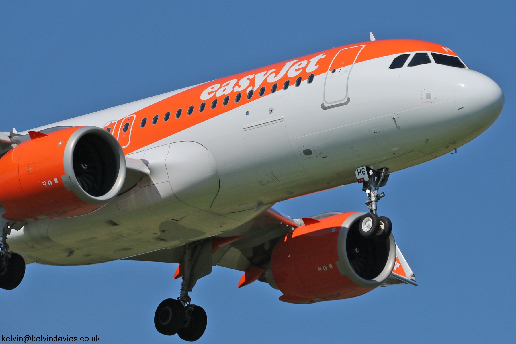 easyJet A320 NEO G-UZHG