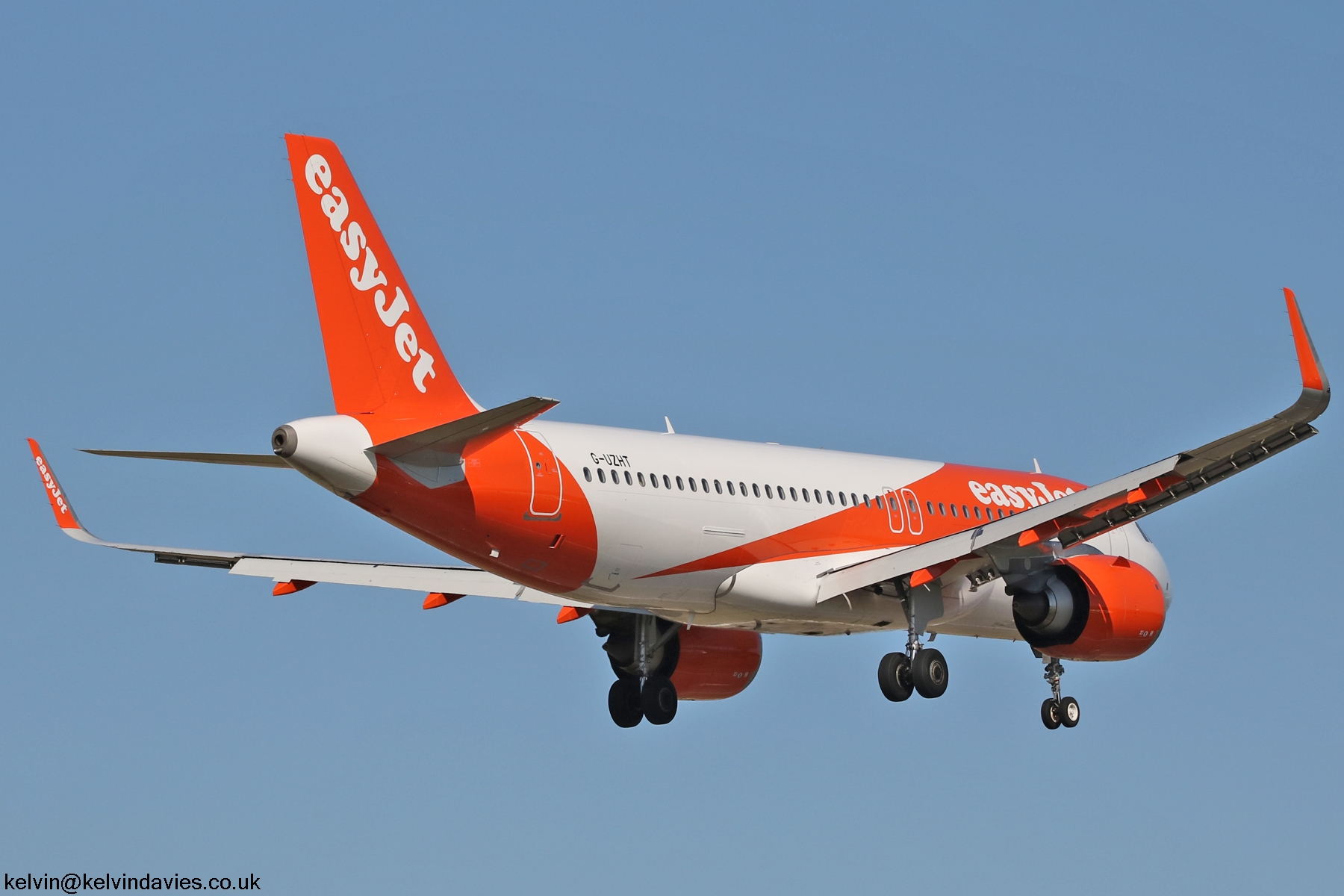 easyJet A320 NEO G-UZHT