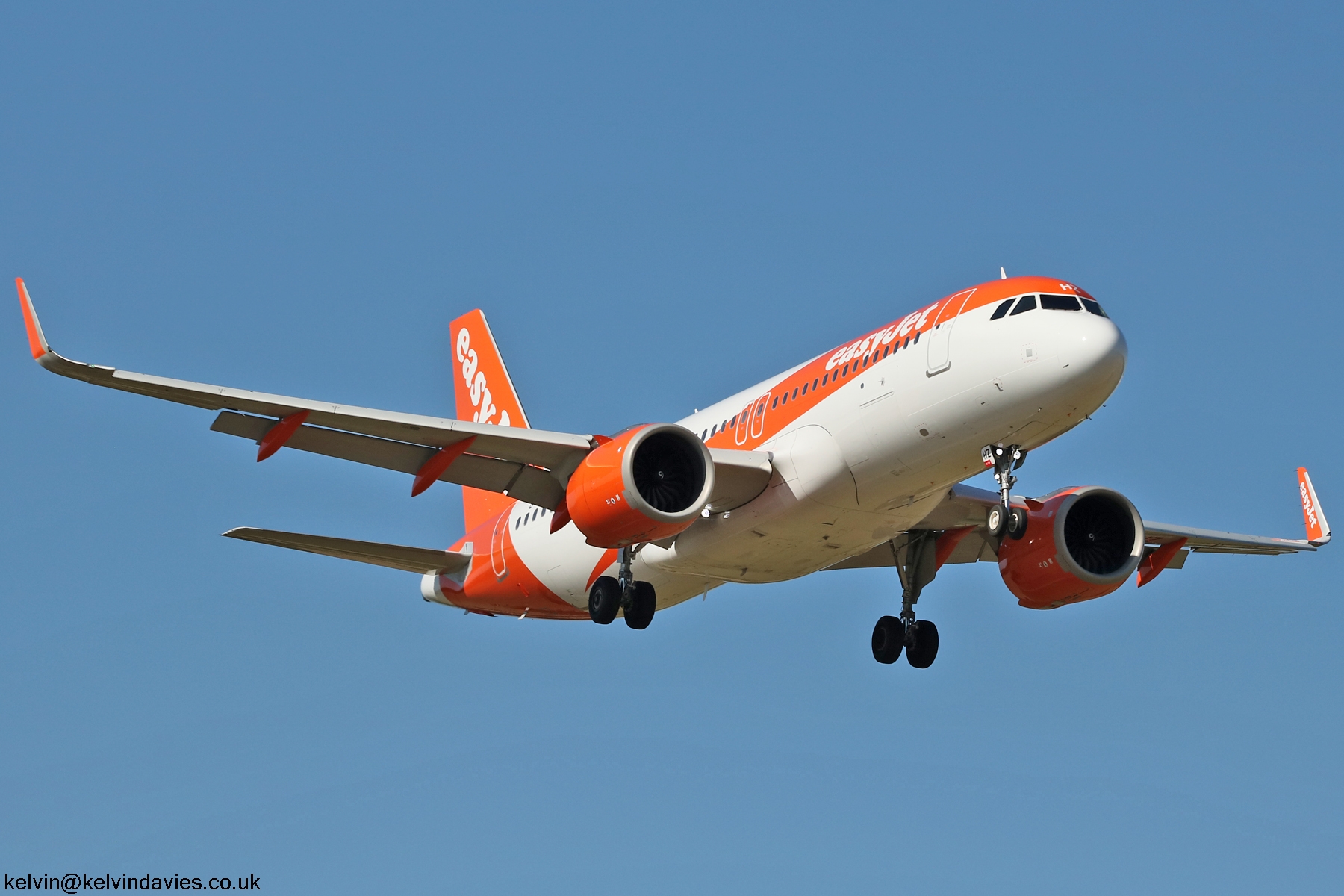 easyJet A320 NEO G-UZHZ