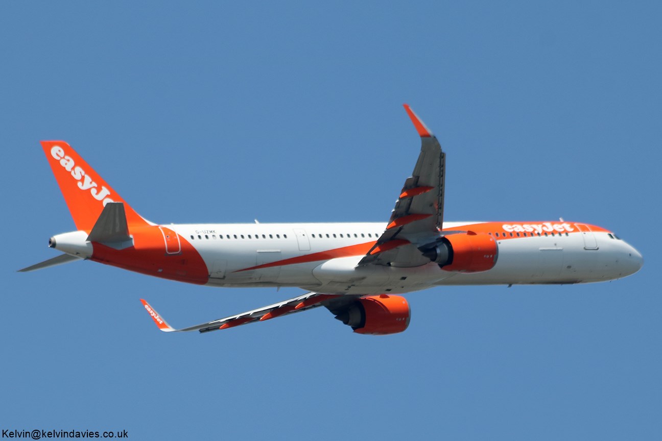 EasyJet UK A320NEO G-UZMK