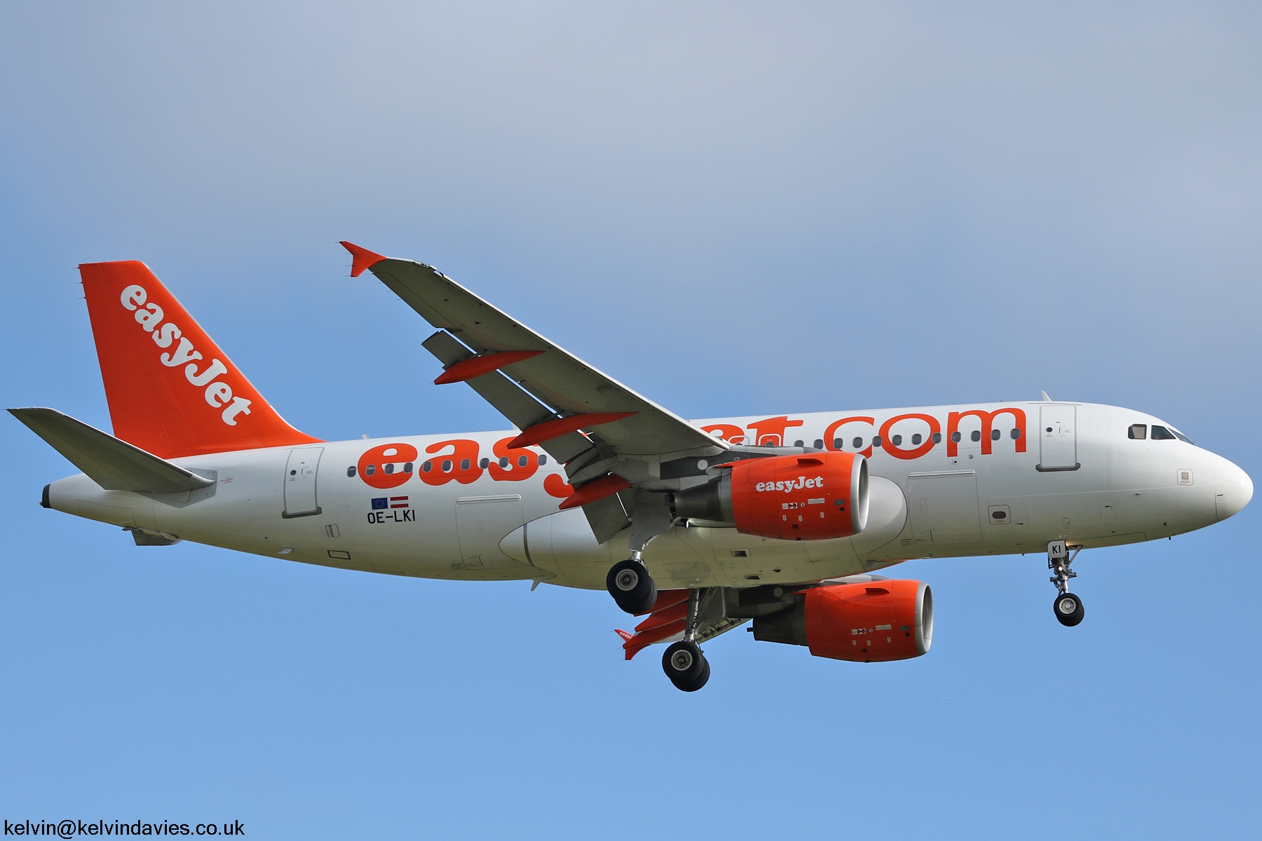 easyJet A319 OE-LKI