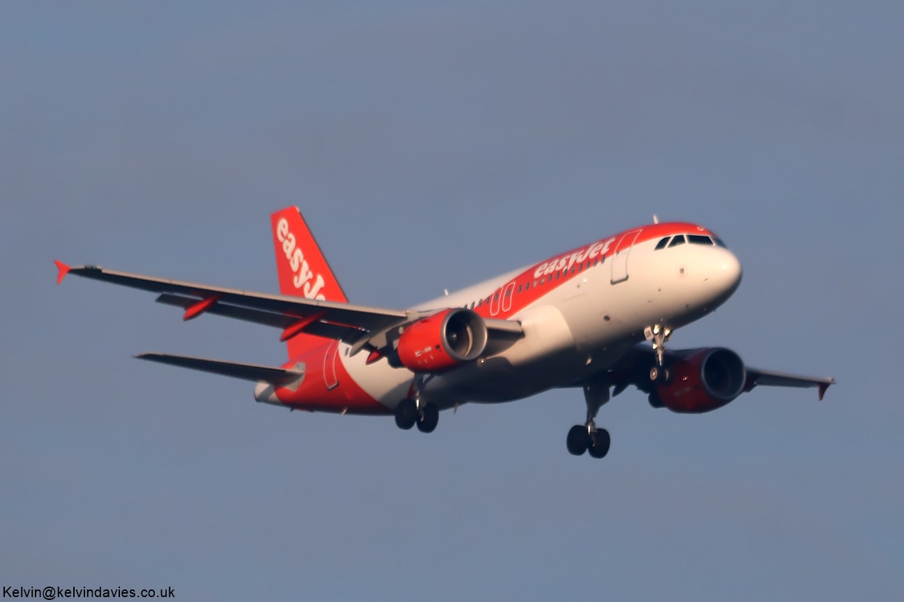 easyJet Europe Airline A319-100 OE-LQU