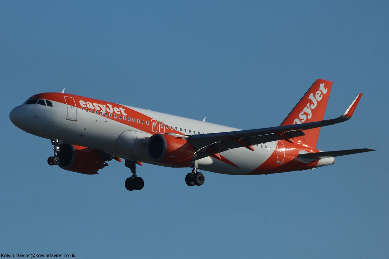 easyJet Europe Airline A320NEO OE-LUE