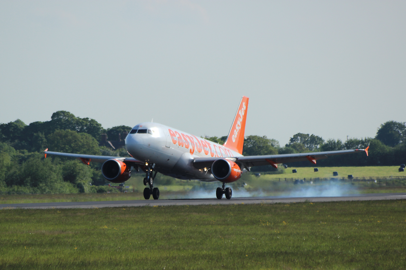 Easyjet A319 G-EZFR