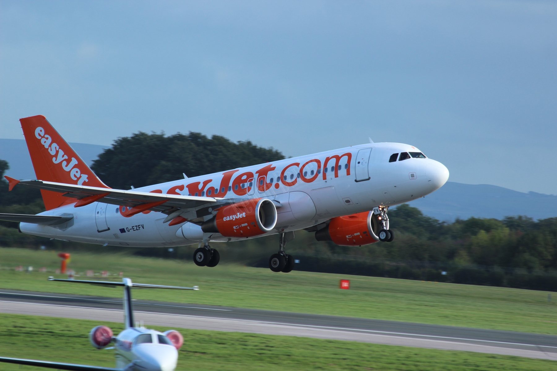 Easyjet A319 G-EZFV