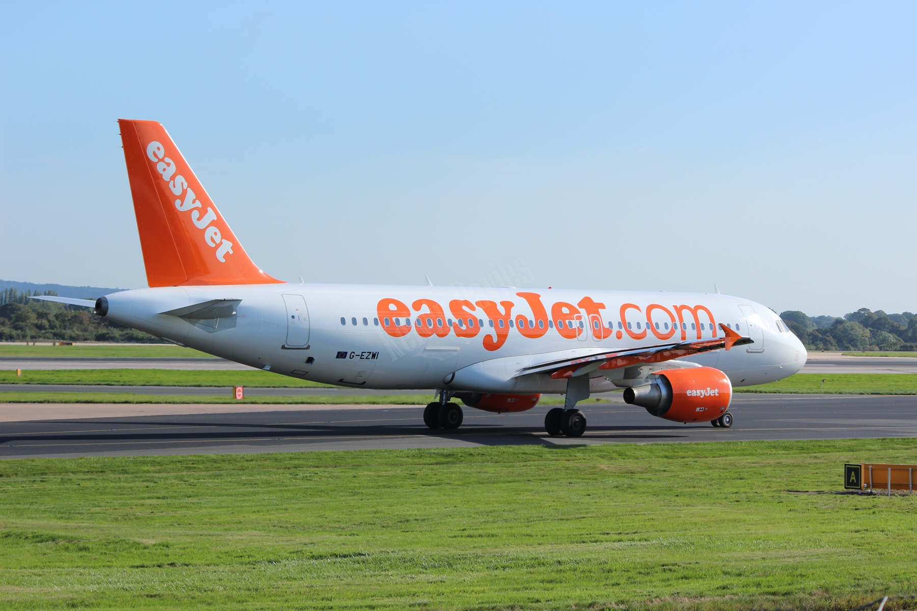 Easyjet A320 G-EZWI