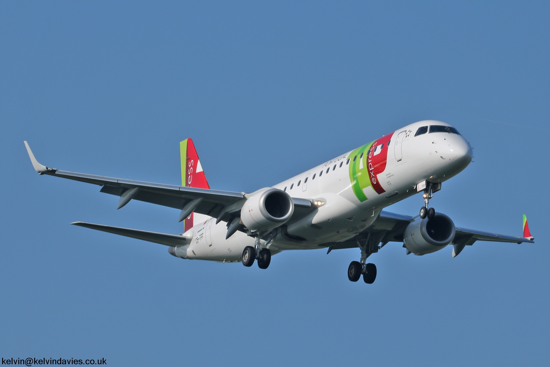TAP Express Emb-190 CS-TPP