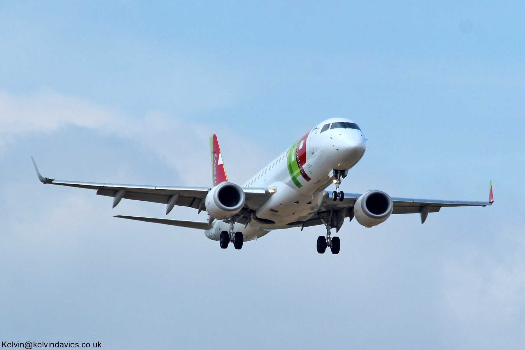 TAP Express EMB190 CS-TPT