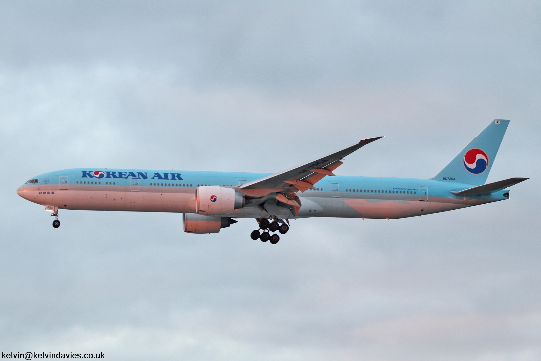 Korean Air 777 HL7204