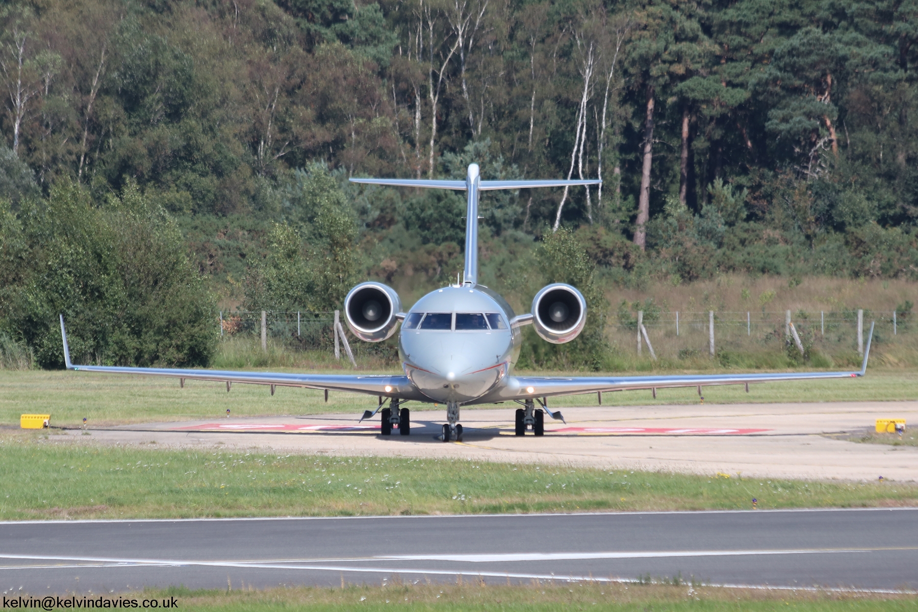 VistaJet Challenger 605 9H-VFE