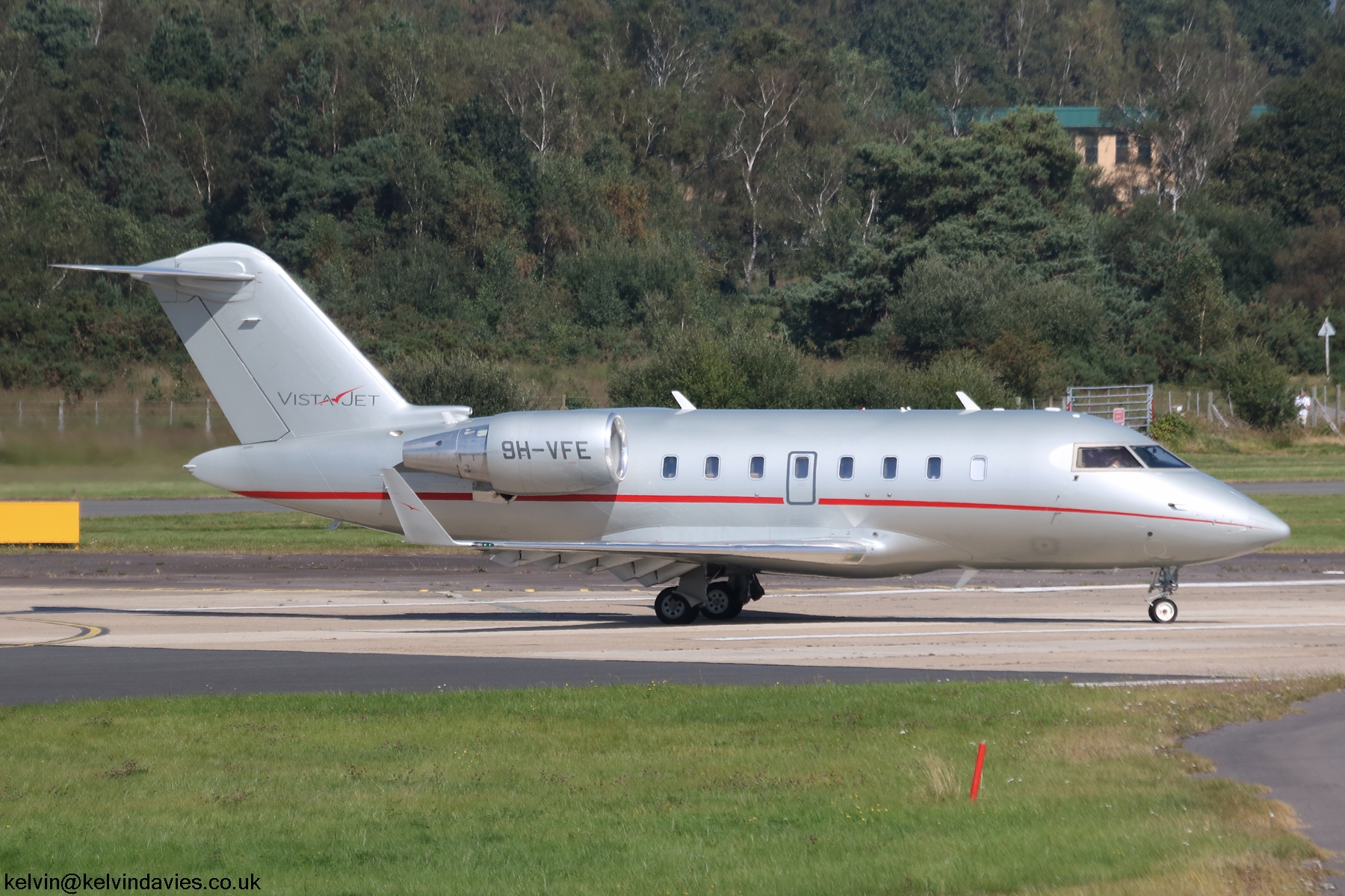 VistaJet Challenger 605 9H-VFE