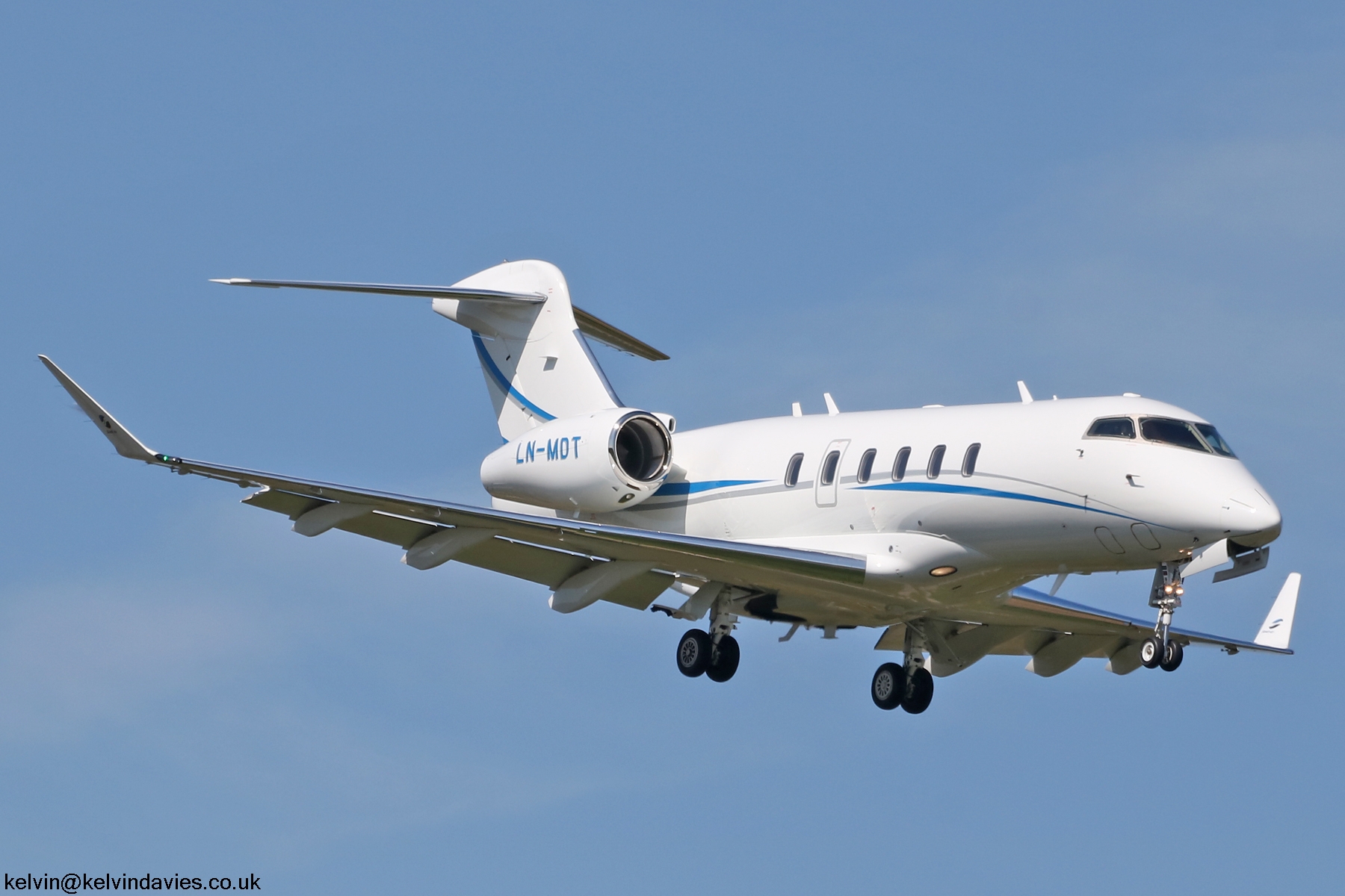 Sundt Air A/S Challenger 350 LN-MDT