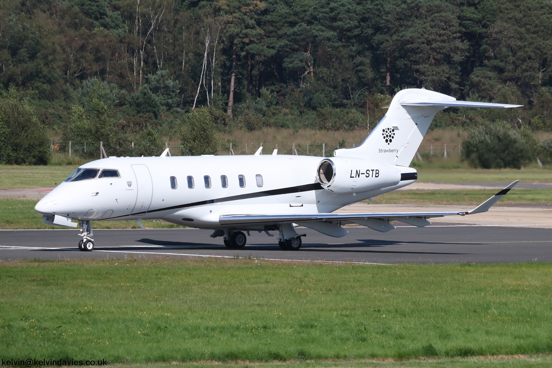 Sundt Air A/S Challenger 350 LN-STB