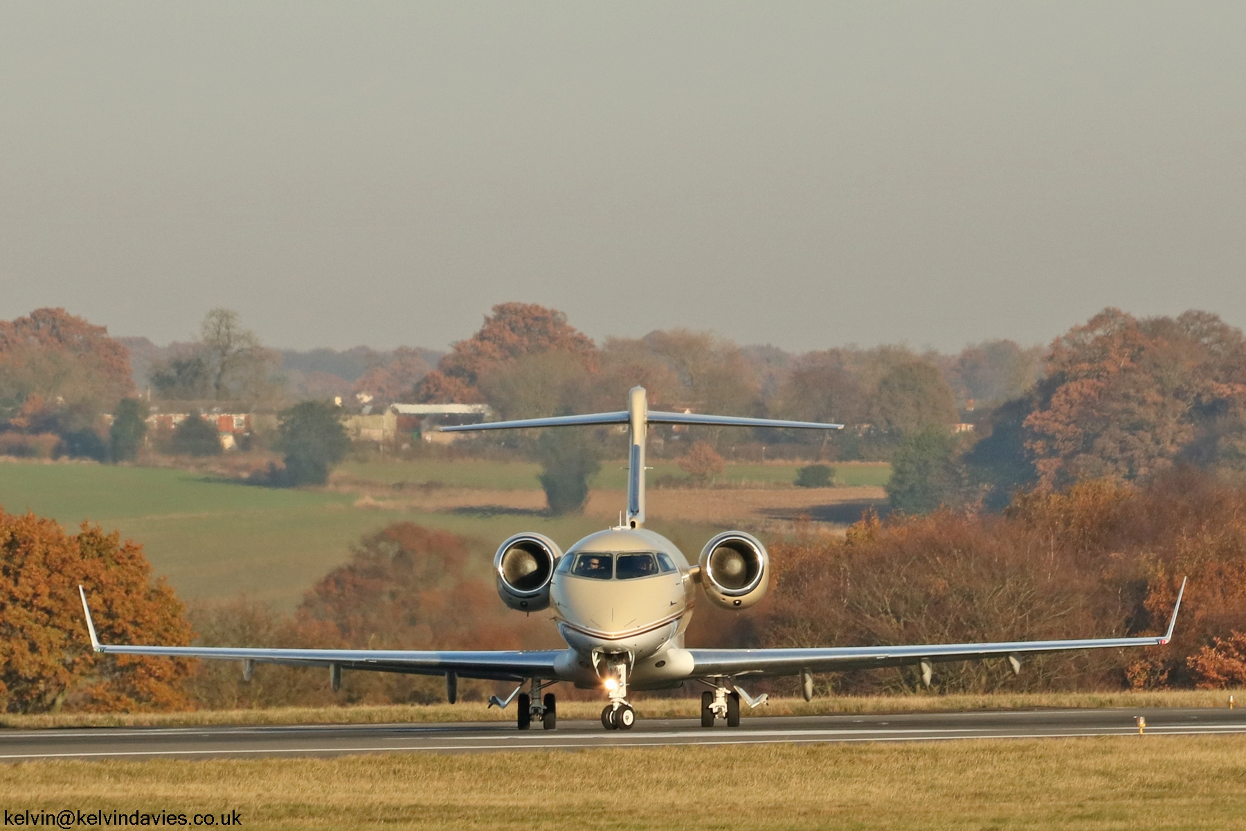 Challenger 300 OE-HOO
