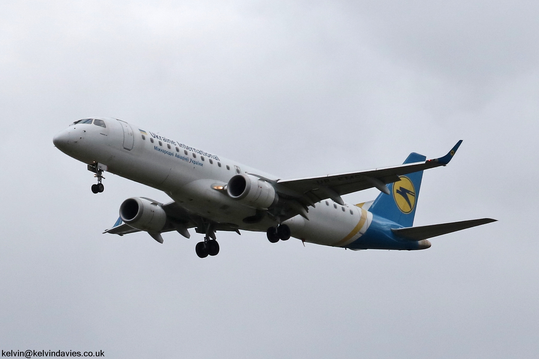 Ukraine International EMB-190 UR-EMC