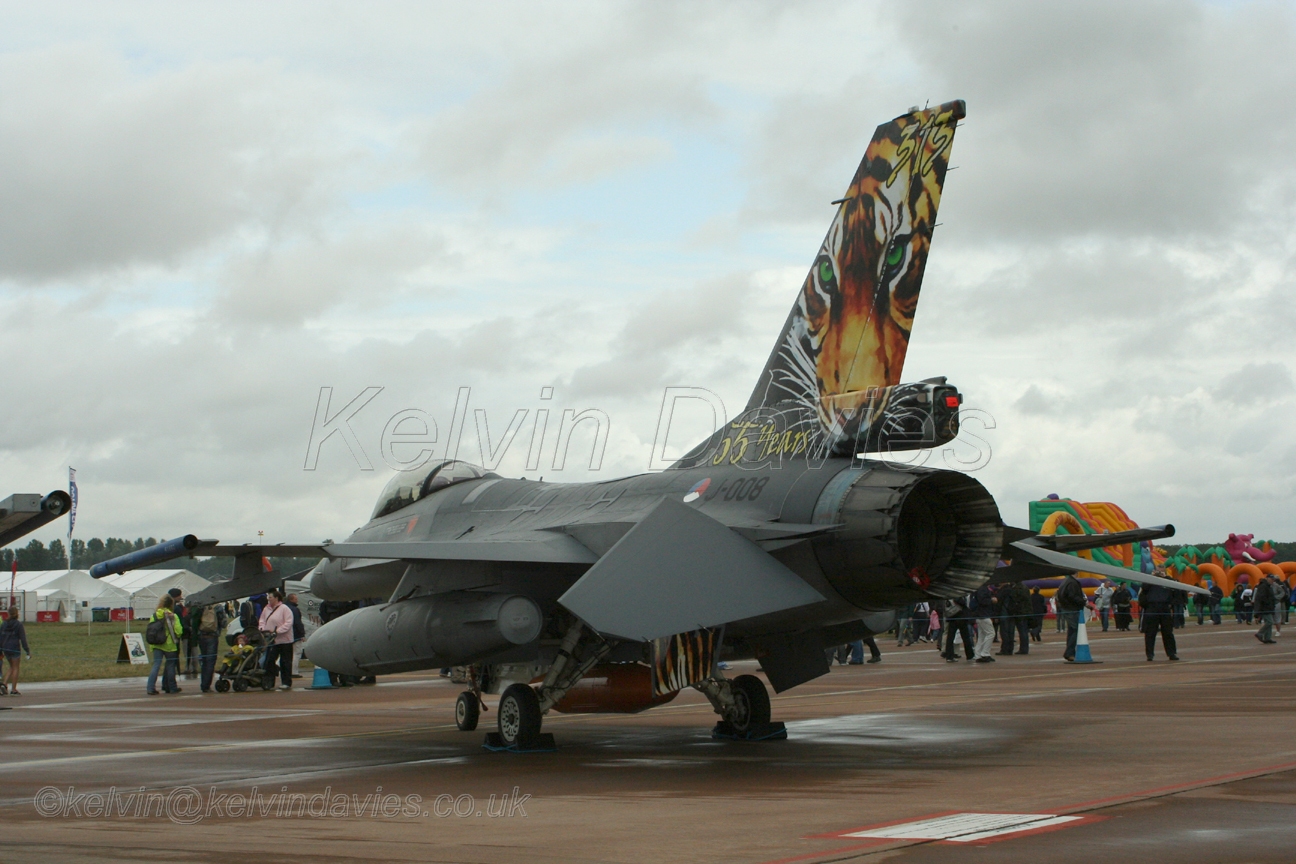 F16