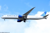 United Airlines 787 N17015