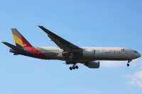 Asiana Airlines 777-200 HL7700